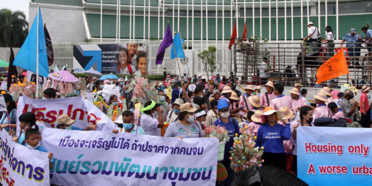 People from civic groups led by the Four Slum Region Network, a respected local grassroots NGO, protest in front of the UN office in Bangkok last year to ask for help with housing problems. / Wichan Charoenkiatpakul / Bangkok Post
