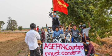 Anti-regime protesters in Sagaing Region’s Monywa call on ASEAN to condemn the Myanmar military’s February coup on April 19. / CJ