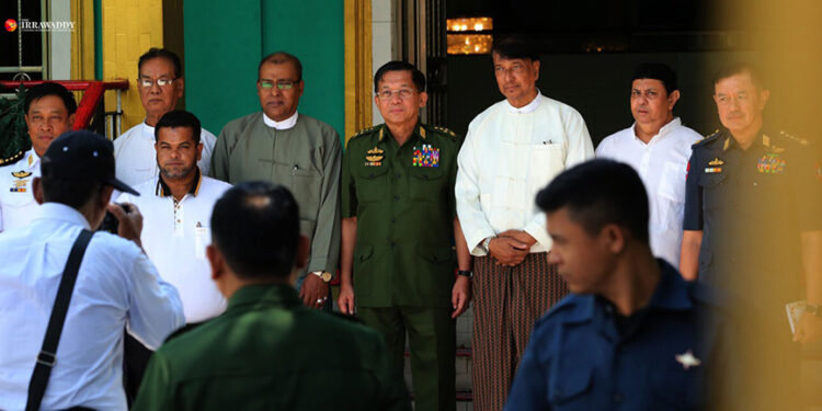 Snr-Gen Min Aung Hlaing appears with Muslim leaders at the shrine of Shah Zafar in Yangon on Tuesday. / Myo Min Soe / The Irrawaddy