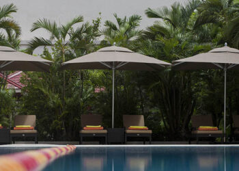 The main swimming pool on the fifth floor of the Sule Shangri-La Hotel in Yangon. / Aung Kyaw Htet / The Irrawaddy