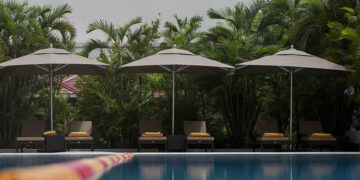The main swimming pool on the fifth floor of the Sule Shangri-La Hotel in Yangon. / Aung Kyaw Htet / The Irrawaddy