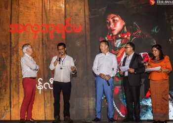 Hkun Li receiving the first prize for his “Beauty Queen” photo essay in the professional category. / Htet Wai.