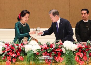 Myanmar State Counselor Daw Aung San Suu Kyi and South Korean President Moon Jae-in attend a state dinner in Naypyitaw on Tuesday. / Blue House