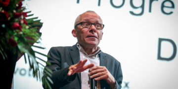 Sean Turnell, an economic adviser to Myanmar State Counselor Daw Aung San Suu Kyi, gives a talk on ‘Problems, Progress, and Possibilities of Myanmar's Economy 2018’ at the Novotel hotel in 2018. / Htet Wai / The Irrawaddy