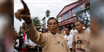 U Tin Oo (center), patron of the National League for Democracy (NLD), at a ceremony to mark the 25th anniversary of the founding of the NLD at the political party's head office in Yangon on Sept. 27, 2013. / REUTERS