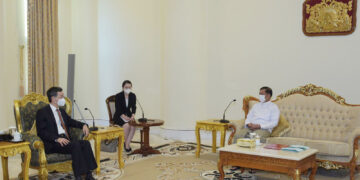 Coup leader Senior General Min Aung Hlaing (right) met China’s Special Envoy of Asian Affairs Sun Guoxiang in Naypyitaw on November 15. / Global News Light of Myanmar