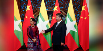 State Counselor Daw Aung San Suu Kyi and Chinese President Xi Jinping wait for Myanmar delegates to arrive at a meeting at the Diaoyutai State Guesthouse in Beijing in August 2016. / REUTERS