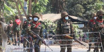 Feature caption - Myanmar soldiers deploy to block protesters in Kale town, Sagaing Region on Mar. 1. / Khonumthung News