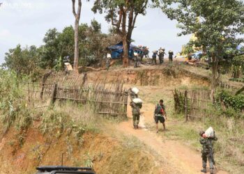 Soldiers from the Burma Army-backed militia the Border Guard Force repair a pagoda damaged by fighting. / Myo Min Soe / The Irrawaddy