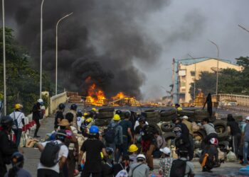 Anti-regime protesters confront security forces in Yangon on March 16. / The Irrawaddy