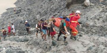 Rescuers carrying the bodies of those buried alive by a landslide at a Hpakant jade mine in Kachin State on Thursday. / Myanmar Fire Services Department