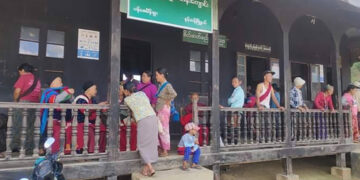 Villagers arrive at a primary school in Pang Sa Mong Village in Namhsan Township. / Royal Tea / Facebook