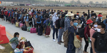 Thousands of Myanmar migrant workers wait to enter Myanmar at No. 2 Friendship Bridge near the Thai-Myanmar border in Mae Sot on March 25. / Kyaw Kha / The Irrawaddy