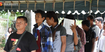 Migrants from Myanmar in Thailand queue for work permits. / Myo Min Soe