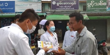 A health team spreads COVID-19 awareness in Tamu Township. / Tamu District Information Department