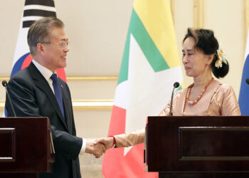 South Korean President Moon Jae-in (left) and Myanmar State Counselor Daw Aung San Suu Kyi (Right) at a joint press conference in Naypitaw in September 2019. / South Korean President’s Office