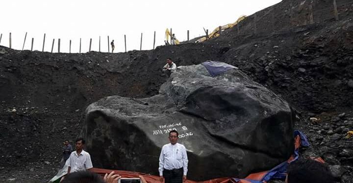 A 210-ton jade stone has been unearthed in Hpakant, Kachin State / Shan Kyi / Facebook