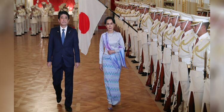 Myanmar State Counselor Daw Aung San Suu Kyi (center), accompanied by Japanese Prime Minister Shinzo Abe, reviews a guard of honor before their meeting at the state guest house in Tokyo, Japan, on Nov. 2, 2016. / Reuters