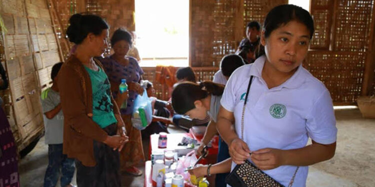 KBC workers dispense medicine to Kachin IDPs from Injangyang Township who fled fighting in April, 2018. / KBC / Facebook