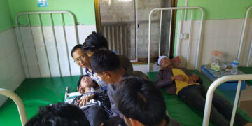 Kutkai private school teacher Lai Nang and his driver are treated at the hospital in Kutkai. / Khun Zaw Oo VJ / facebook