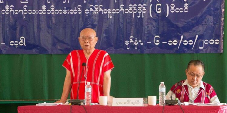 General Saw Mutu Say Poe (left), chairman of the Karen National Union, addresses a meeting of the organization’s Central Standing Committee in Lay Wah in Karen State’s Paan district on Nov. 6, 2018. / Karen National Union / Facebook