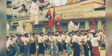 Pro-democracy demonstrators march in downtown Yangon during the ’88 Uprising. / Htien Lin