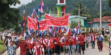 Demonstrators march in Loikaw against the state government’s plan to erect a Gen Aung San statue on July 3, 2018. / Khun Ar Than