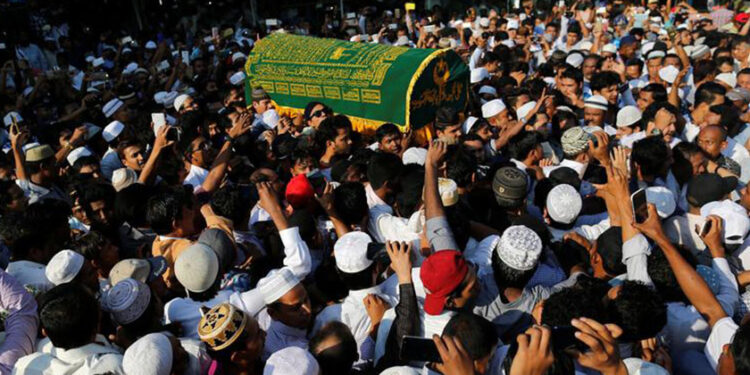 Supporters carry the coffin of Ko Ni, a prominent member of Myanmar's Muslim minority and legal adviser for Myanmar's ruling National League for Democracy, after he was shot dead, in Yangon, Myanmar, January 30, 2017.  / Reuters