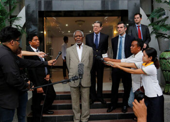 Former UN Secretary-General Kofi Annan talks to reporters as Myanmar government-appointed Chairman of the Advisory Commission on Rakhine State, during his news conference in government guest house, Rakhine State, on December 2, 2016. / Soe Zayar Tun / Reuters