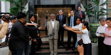 Former UN Secretary-General Kofi Annan talks to reporters as Myanmar government-appointed Chairman of the Advisory Commission on Rakhine State, during his news conference in government guest house, Rakhine State, on December 2, 2016. / Soe Zayar Tun / Reuters