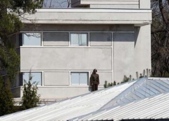 A North Korean soldier stands guard at the truce village of Panmunjom inside the demilitarized zone (DMZ) separating the two Koreas, South Korea, April 18, 2018. / Reuters