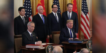 U.S. President Donald Trump (right) and Chinese Vice Premier Liu He sign trade documents at the White House. / Getty / Kyodo