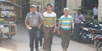 Captain Aung Ko Min, center, walks in front of the court building in Moulmein, Mon State on Dec. 10, 2018. / Mon News Agency
