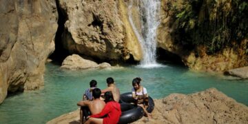 Locals Keep it Real at Pyin Oo Lwin’s Dee Doke Falls