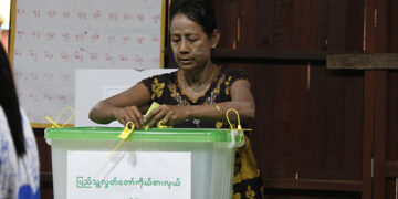 A woman casts her vote during a by-election in 2017 in Chaungzon Township in Mon State. / The Irrawaddy