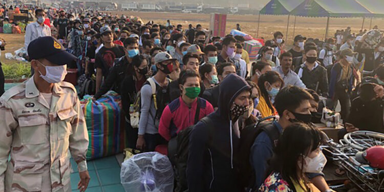 Myanmar migrant workers in Thailand waiting in Myawaddy to enter Myanmar on March 24. / Kyaw Kha / The Irrawaddy