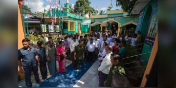 Myanmar military chief Senior General Min Aung Hlaing visits Bahadur Shah Zafar’s tomb in Yangon on Sept. 17. / Myo Min Soe / The Irrawaddy