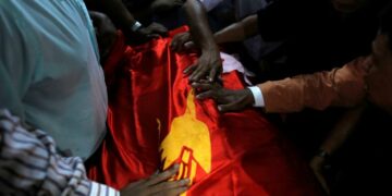 Supporters put a flag on the coffin of U Ko Ni, a prominent member of Burma’s Muslim minority, during his funeral in Rangoon, Jan. 30, 2017. / Reuters