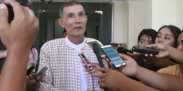 NMSP official Nai Win Hla speaks to the press after a meeting with Mon State government representatives. / Hintharnee / The Irrawaddy