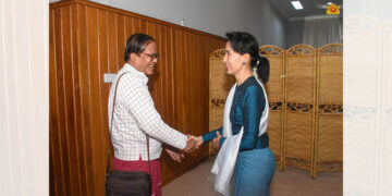 Daw Aung San Suu Kyi meets NMSP delegation led by its vice-chairman Nai Hong Sar on Sept. 1. / Myanmar State Counselor Office
