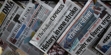 Newspapers with headlines about Indian Prime Minister Narendra Modi's decision to revoke special status for the disputed Kashmir region are displayed for sale in Ahmedabad, India, on Aug. 6, 2019. / REUTERS