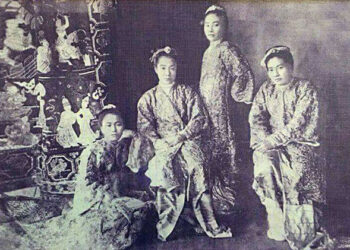 A picture of the four princesses. Princess Hteik Su Myat Phay Gyi is second from the left.