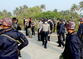 Police ask activists to disperse at the event to mark Human Rights Day on December 10 in Sittwe. / Facebook