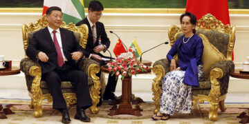 Myanmar State Counselor Aung San Suu Kyi (R) with Chinese President Xi Jinping (L) during their meeting at the President House in Naypyitaw, Myanmar, on January 17, 2020. / President Office