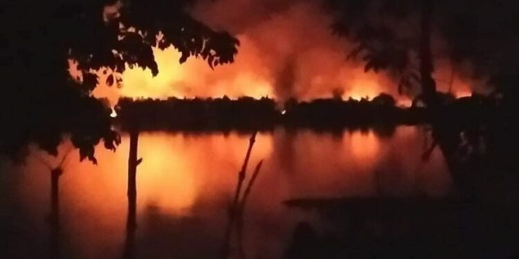 Phayapaung Village on fire. / Thein Zaw / Facebook Kyauktaw Township. / Min Aung Khine / The Irrawaddy