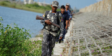 Myanmar border guard police force patrol near the Myanmar-Bangladeshi border outside Maungdaw, northern Rakhine state, Myanmar, November 12, 2017. / Reuters