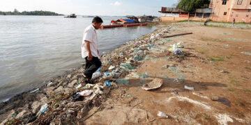 A man walks on empty land where houses slid into the Mekong river in An Giang province, Vietnam on Dec. 17, 2018. / Reuters