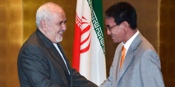 Iranian Foreign Minister Mohammad Javad Zarif shakes hands with his Japanese counterpart Taro Kono at a hotel in Yokohama, south of Tokyo, Japan August 27, 2019. / Reuters