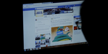 An internet user browses through the Vietnamese government's Facebook page in Hanoi on December 30, 2015. / Reuters