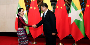 Myanmar State Counselor Aung San Suu Kyi (L) greets Chinese Premier Xi Jinping (R) shake hands before a meeting at the Diaoyutai State Guesthouse in Beijing, China on August 19, 2016. / Reuters
